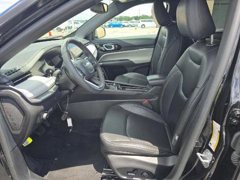 Used 2025 Jeep Compass Limited AWD/4WD image 2