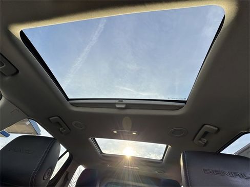 Used 2021 GMC Acadia Denali w/ Denali Ultimate Package image 19