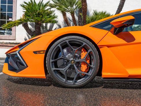 Used 2025 Lamborghini Revuelto image 9