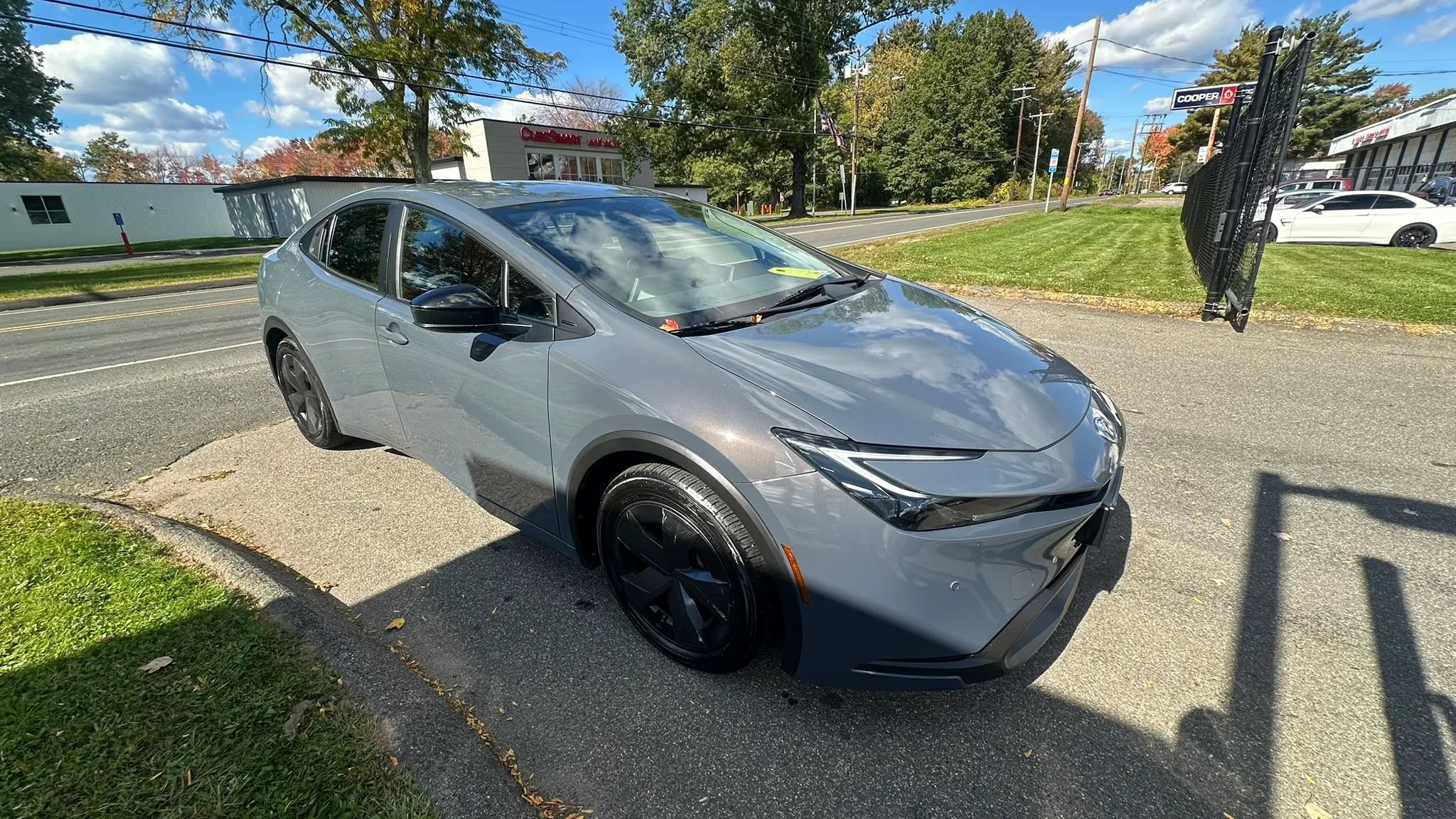Used 2023 Toyota Prius LE FWD image 3
