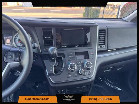 Used 2017 Toyota Sienna SE FWD image 24