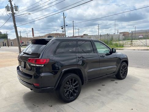 Used 2018 Jeep Grand Cherokee Altitude AWD/4WD image 6