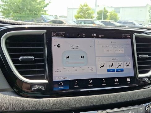 Used 2024 Chrysler Pacifica Touring-L FWD image 16
