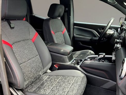 Used 2024 Chevrolet Colorado Z71 image 30