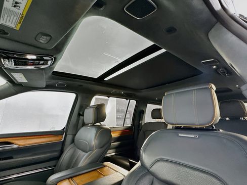 Used 2022 Jeep Grand Wagoneer Series II w/ Premium Group II AWD/4WD image 26