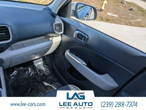 Used 2024 Hyundai Venue Limited image 14