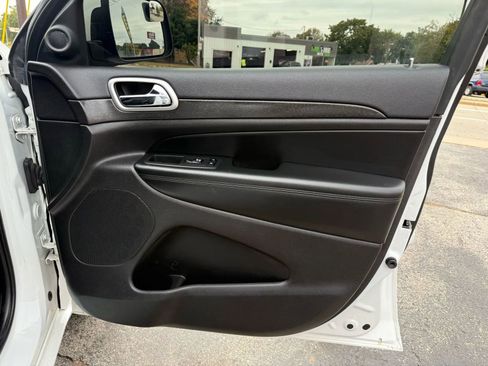 Used 2018 Jeep Grand Cherokee Altitude image 18