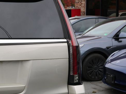 Used 2015 Cadillac Escalade Luxury AWD/4WD image 9