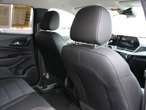 Used 2025 Chevrolet Trax LT image 27