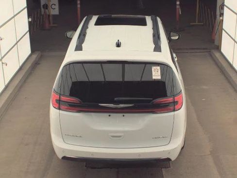 Used 2023 Chrysler Pacifica Limited FWD image 6