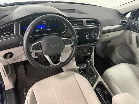 Used 2022 Volkswagen Tiguan SE w/ Panoramic Sunroof Package image 11