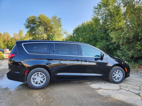 New 2026 Chrysler Pacifica Select FWD image 17