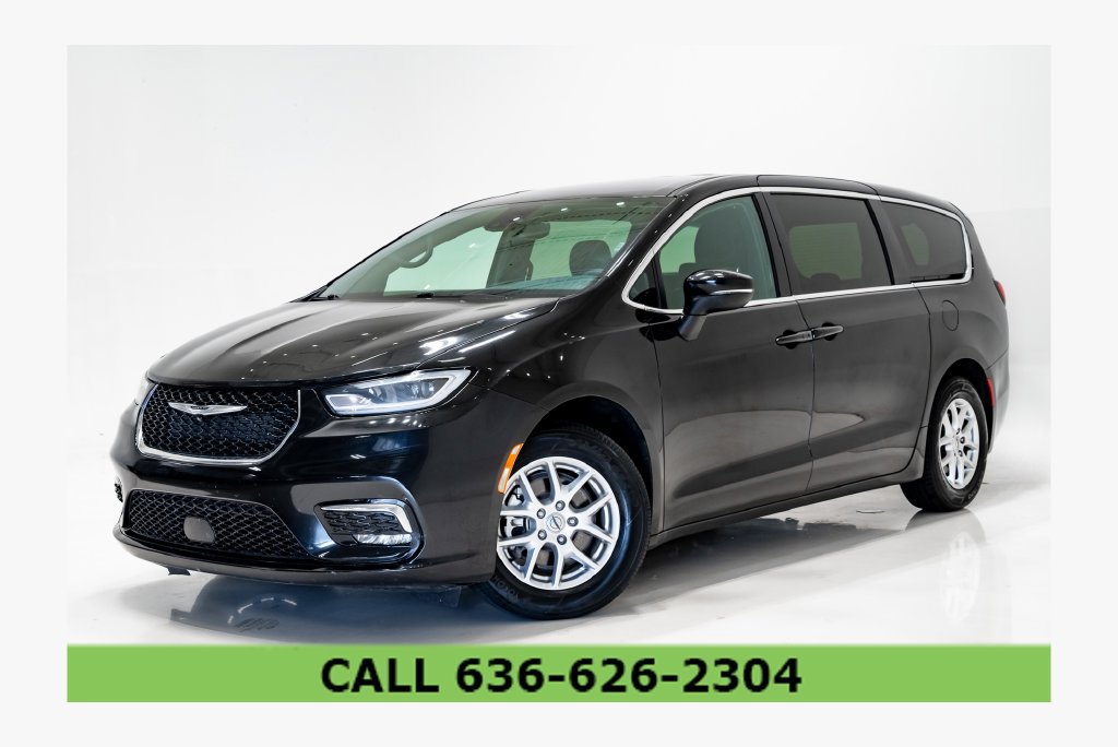 Used 2023 Chrysler Pacifica Touring FWD image 1