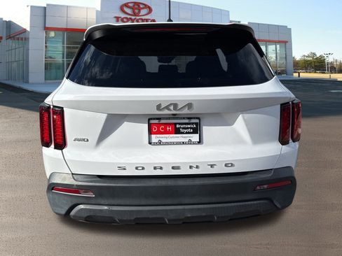 Used 2022 Kia Sorento LX image 6