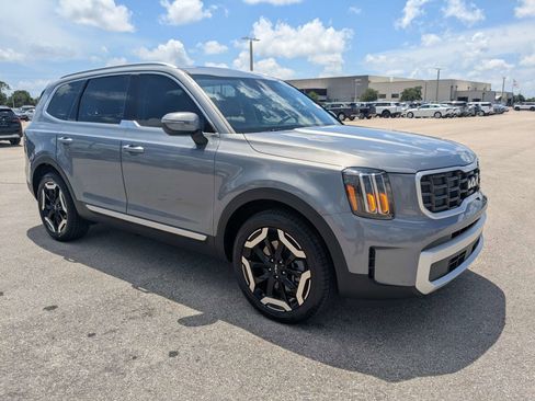 Used 2024 Kia Telluride S w/ S Sunroof Package FWD image 2