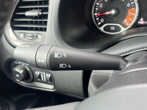 Used 2022 Jeep Renegade Latitude AWD/4WD image 23