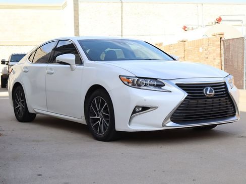 Used 2017 Lexus ES 350 w/ Luxury Package FWD image 2