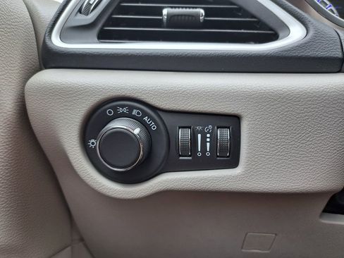 Used 2023 Chrysler Voyager LX image 17