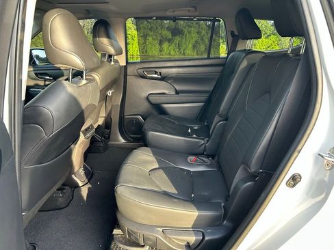 Used 2020 Toyota Highlander XLE FWD image 14