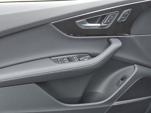 Used 2025 Audi Q7 3.0T Premium Plus image 13