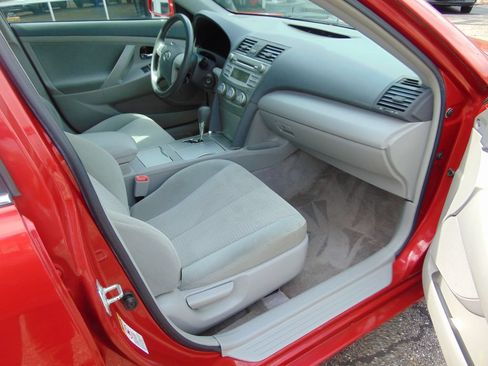 Used 2010 Toyota Camry LE FWD image 5