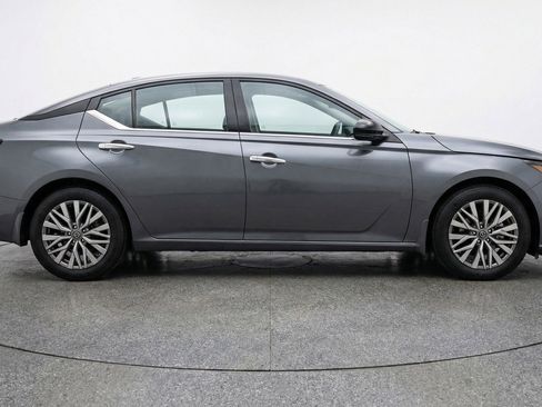 Used 2025 Nissan Altima 2.5 SV FWD image 9