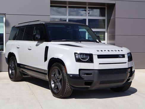 New 2026 Land Rover Defender 130 X-Dynamic SE image 3