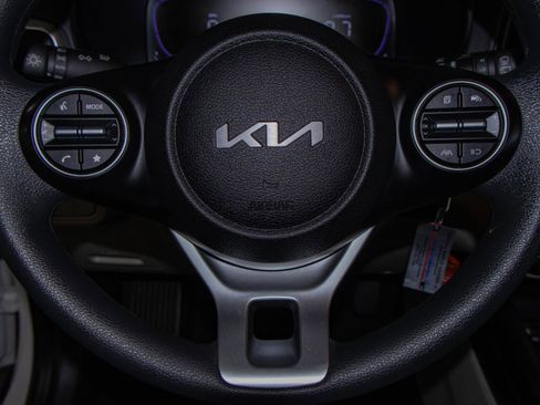 Used 2025 Kia Soul LX w/ LX Technology Package FWD image 11