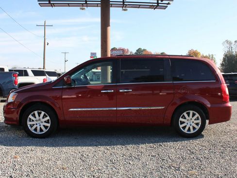 Used 2015 Chrysler Town & Country Touring w/ Trailer Tow Group image 2