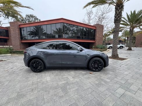 Used 2024 Tesla Model Y Long Range AWD/4WD image 8