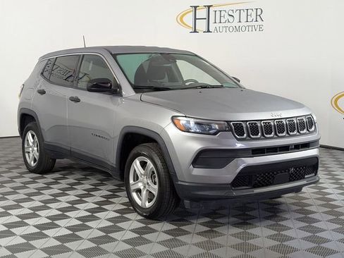 Used 2023 Jeep Compass Sport image 2