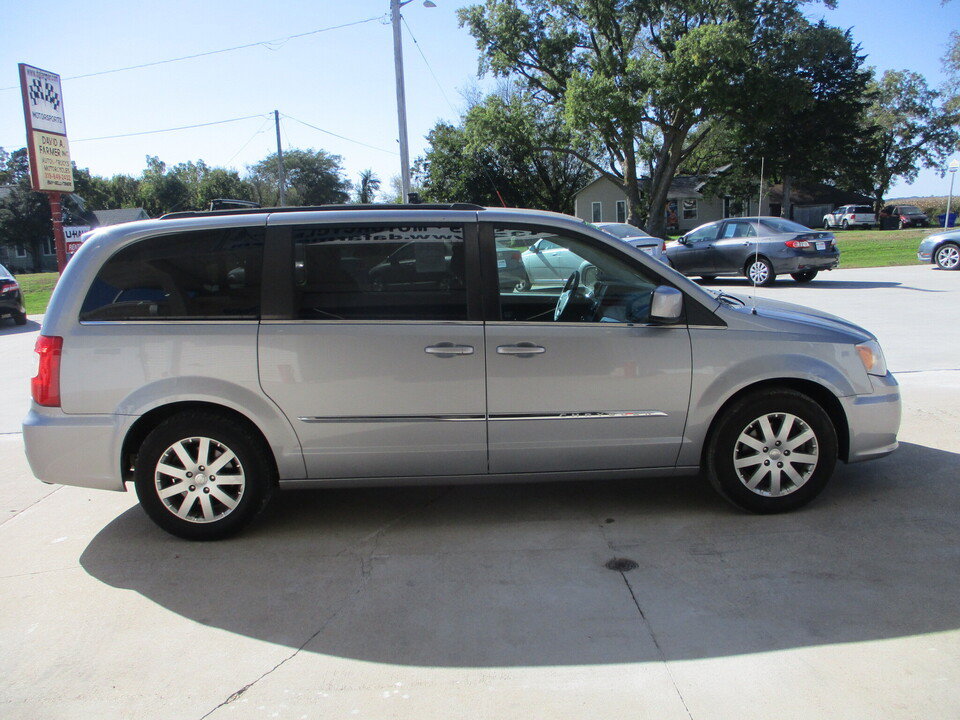 Used 2015 Chrysler Town & Country Touring FWD image 2