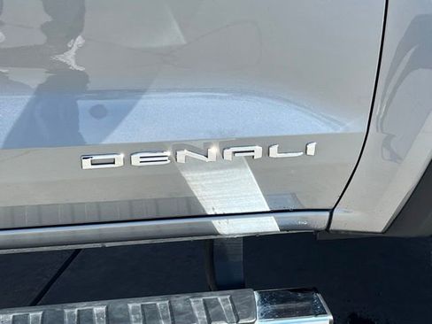 Used 2024 GMC Canyon Denali image 11