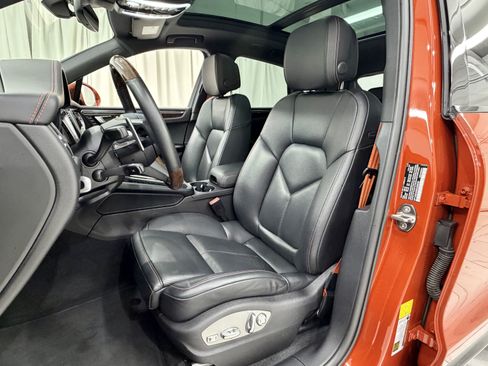 Certified 2024 Porsche Macan S AWD/4WD image 32