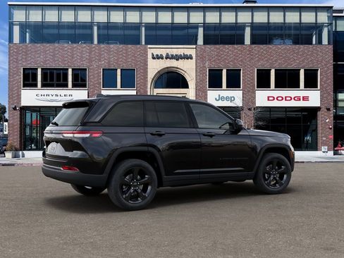 New 2025 Jeep Grand Cherokee Altitude image 4