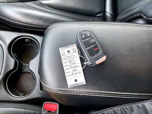 Used 2017 Jeep Cherokee Limited image 11