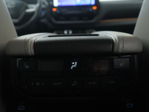 Used 2024 Toyota Grand Highlander AWD image 17