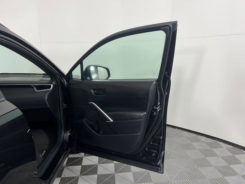 Used 2025 Toyota Corolla Cross SE image 32