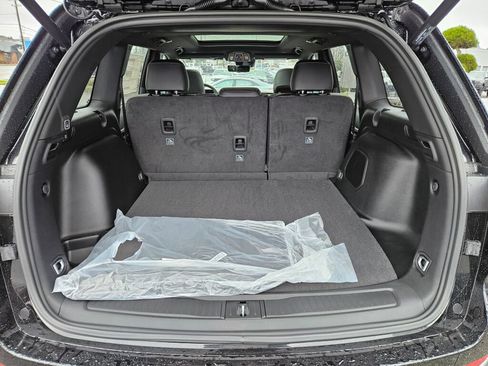New 2026 Jeep Grand Cherokee Limited w/ Luxury Tech Group II AWD/4WD image 13