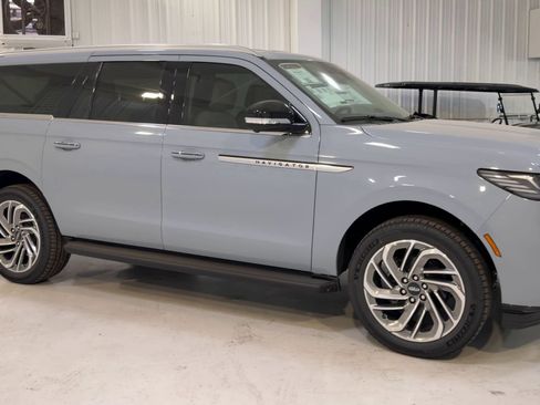 New 2026 Lincoln Navigator L Premier AWD/4WD image 3