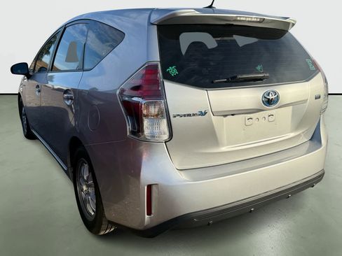 Used 2017 Toyota Prius V Three image 3