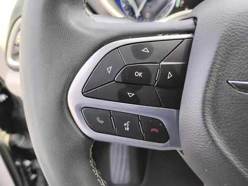 Used 2023 Chrysler Pacifica Touring-L FWD image 22