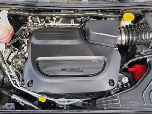 Used 2025 Chrysler Voyager LX FWD image 21