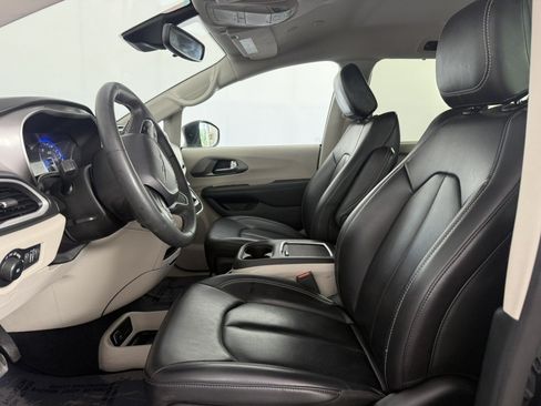 Used 2023 Chrysler Pacifica Touring-L FWD image 15