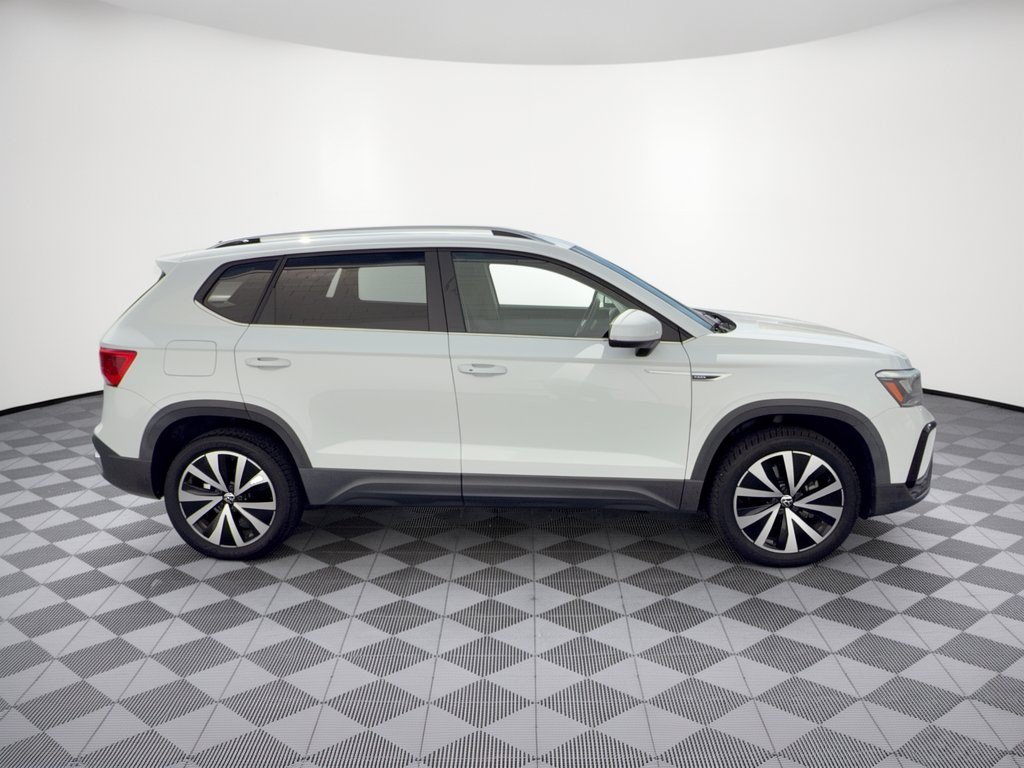 Used 2022 Volkswagen Taos SE w/ Panoramic Sunroof Package FWD image 8