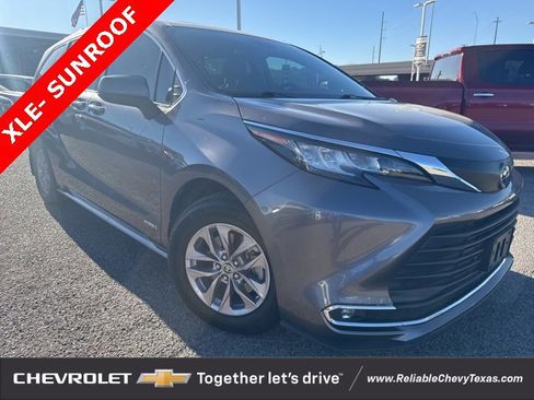 Used 2021 Toyota Sienna XLE image 1