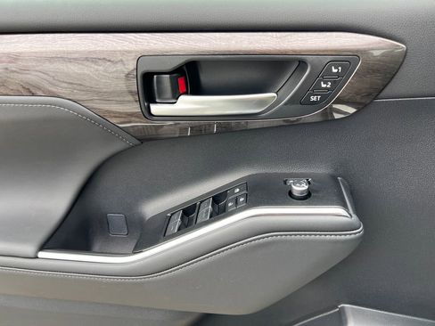 New 2026 Toyota Highlander Platinum AWD/4WD image 13