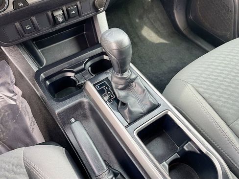 Used 2022 Toyota Tacoma SR5 AWD/4WD image 17