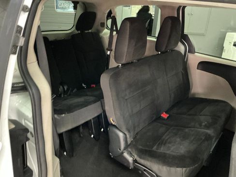 Used 2019 Dodge Grand Caravan SE w/ UConnect Hands-Free Group image 23