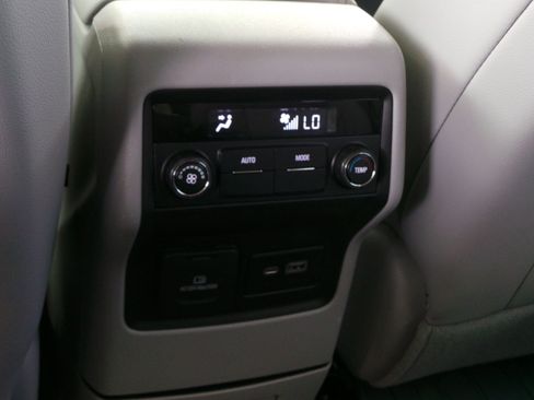 Used 2022 GMC Acadia SLT FWD image 37